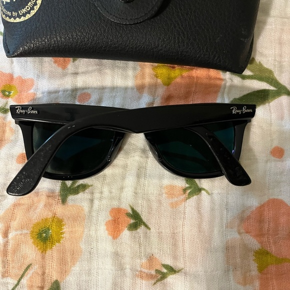 Ray-Ban Black Wayfarer Sunglasses - Picture 3 of 4